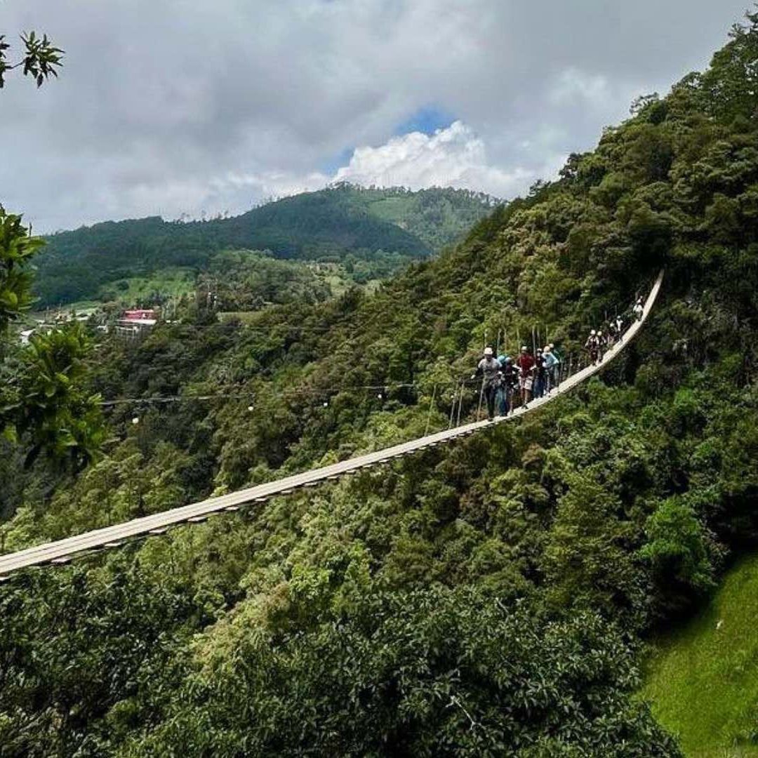 Grupo de personas quedan atorados en puente colgante de 100 metros de altura de Puebla.