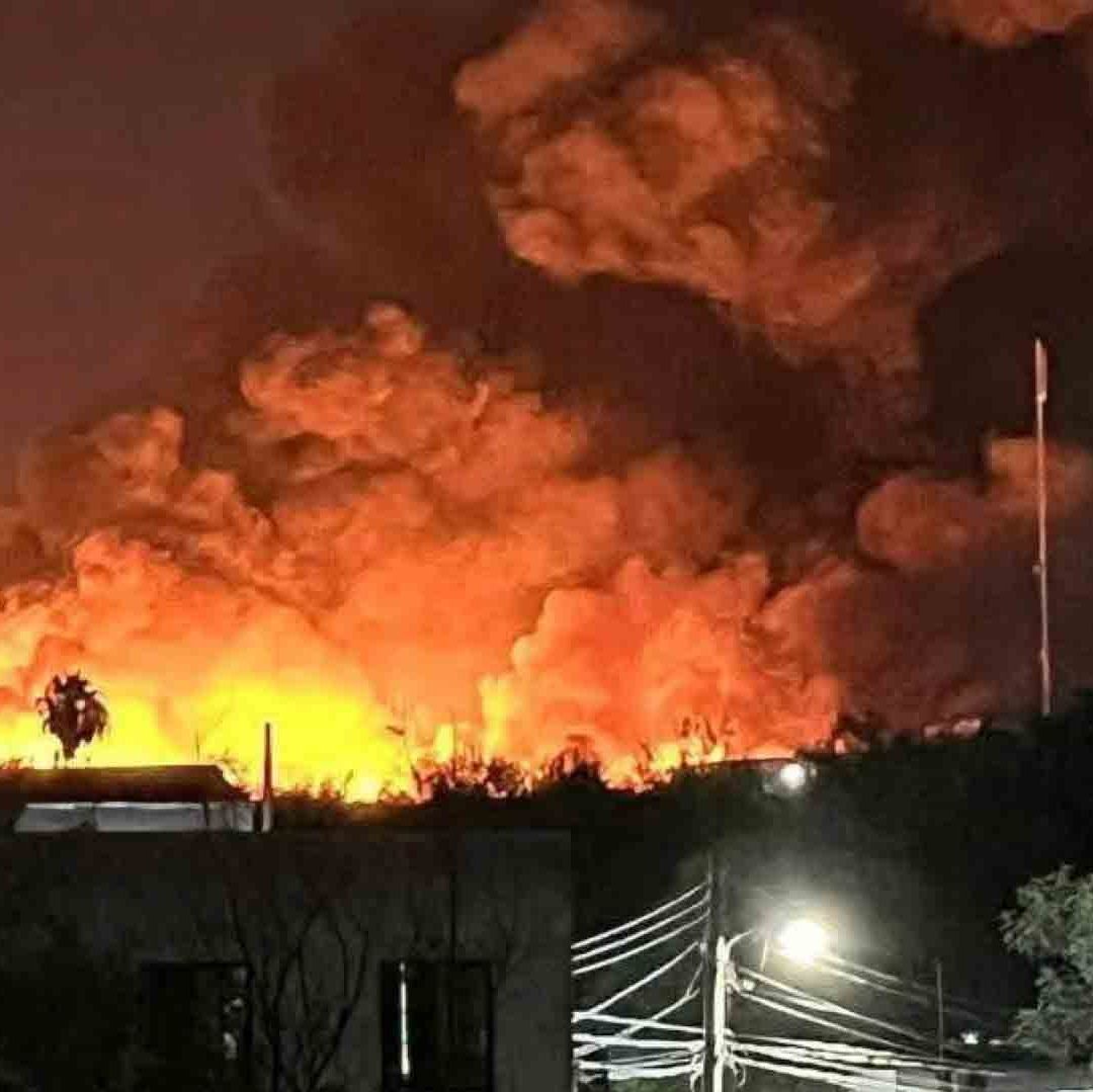 Evacuan a Vecinos por Fuerte Incendio en Recicladora en Carretera Reynosa-Monterrey