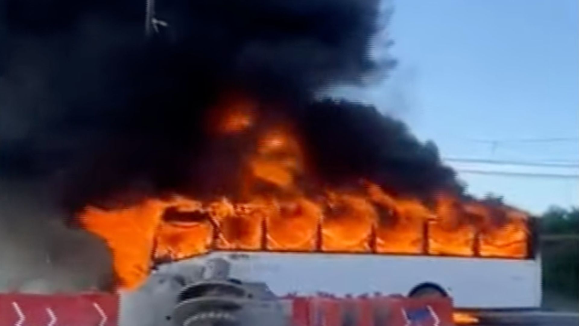 Camión incendiado