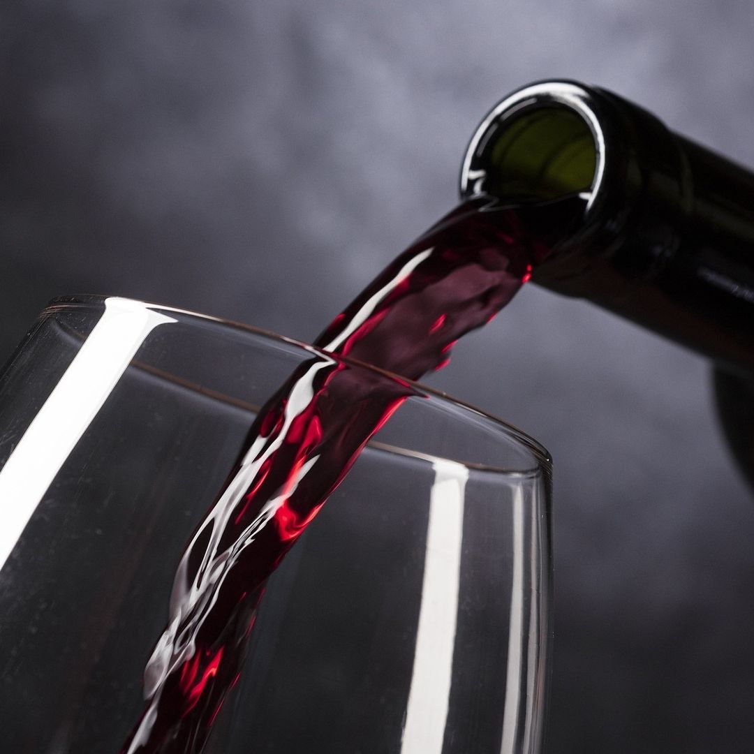 Sujeto roba miles de botellas de vino valuadas en millones de pesos