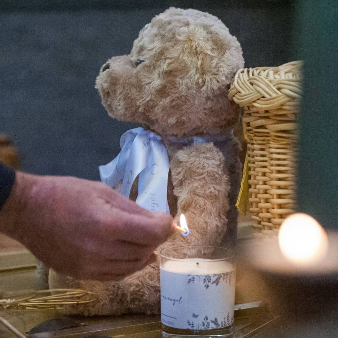 Bebé Muere Asfixiada por sus Padres y Hermanas Mientras Dormía