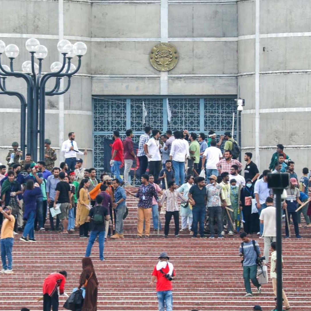 Personas se reúnen en la Casa del Parlamento de Bangladesh en Dhaka