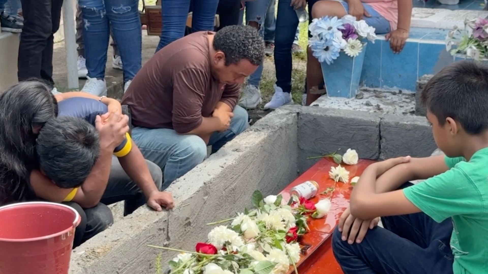 Al cementerio de “San Pedro” llegaron sus cinco hermanos, padres y tíos, quienes consternados por la perdida.