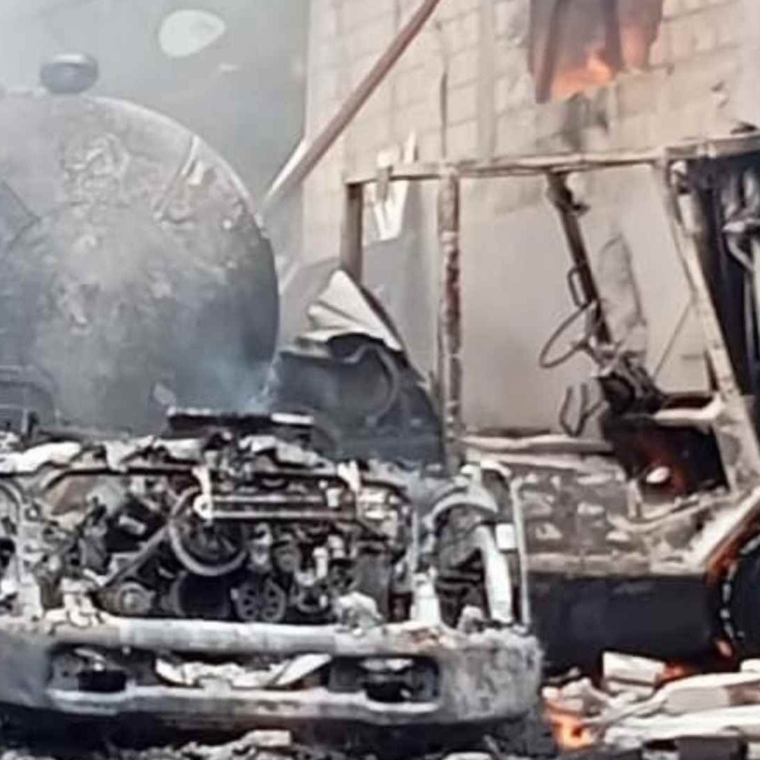 Protección Civil y elementos de seguridad lograron sofocar las llamas causadas por la explosión de la unidad de carga.