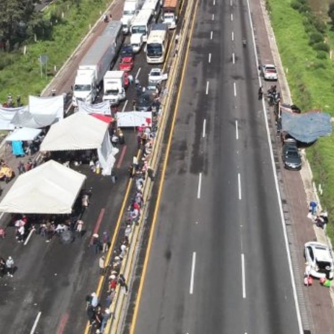 El bloqueo en la autopista México-Puebla lleva más de 24 horas, por lo que los automovilistas buscan las mejores alternativas viales