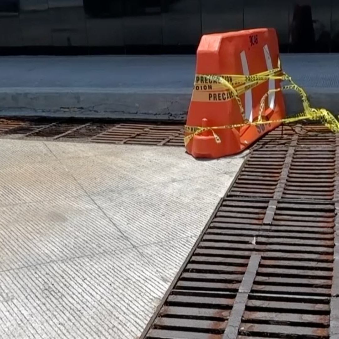 La alcantarilla donde cayó Ingrid, sigue sin ser reparada, pero se colocó un señalamiento para alertar a los peatones.