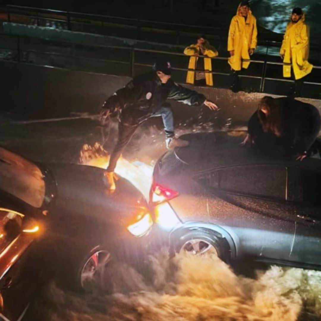Lluvias Vuelven a Desbordar Ríos, en Naucalpan El Conde Arrastra Vehículos
