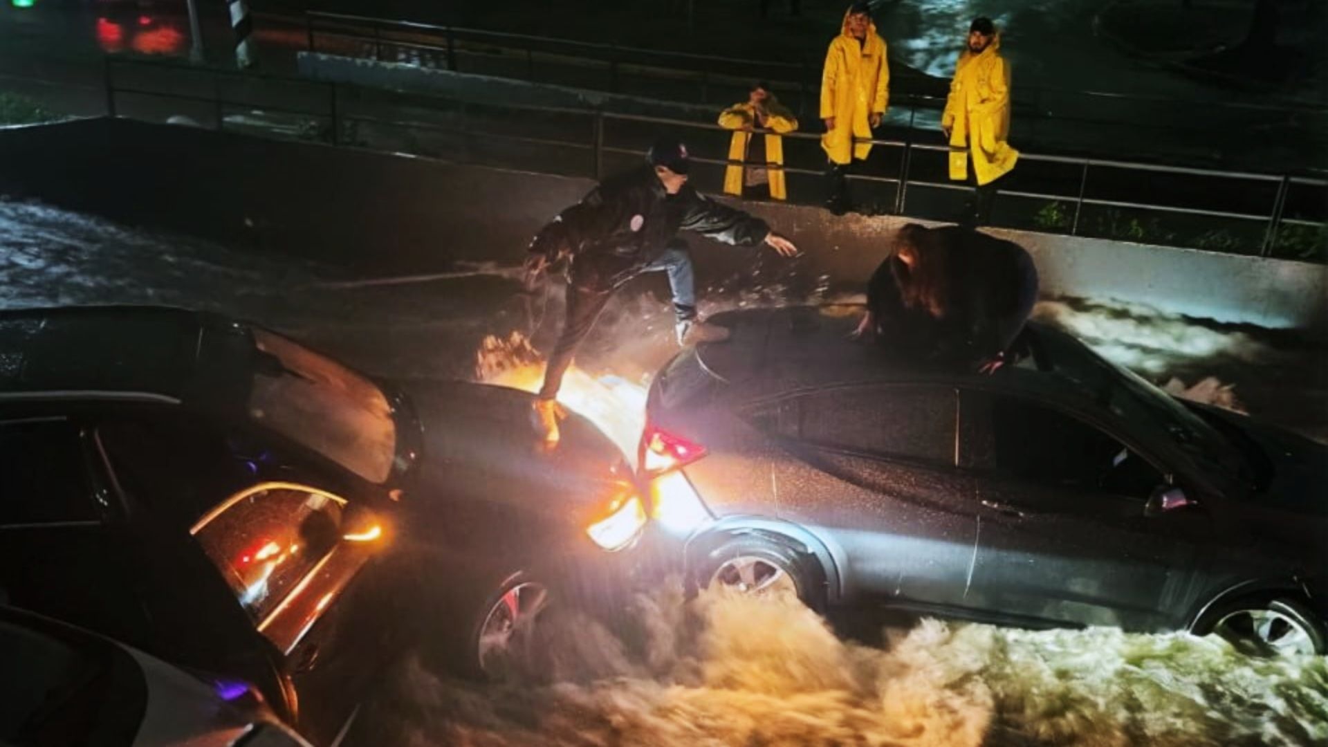 Lluvias Vuelven a Desbordar Ríos, en Naucalpan El Conde Arrastra Vehículos