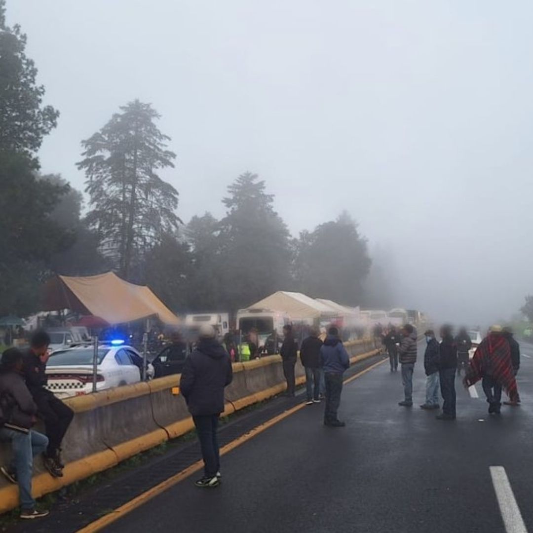 Manifestantes en la autopista México-Puebla