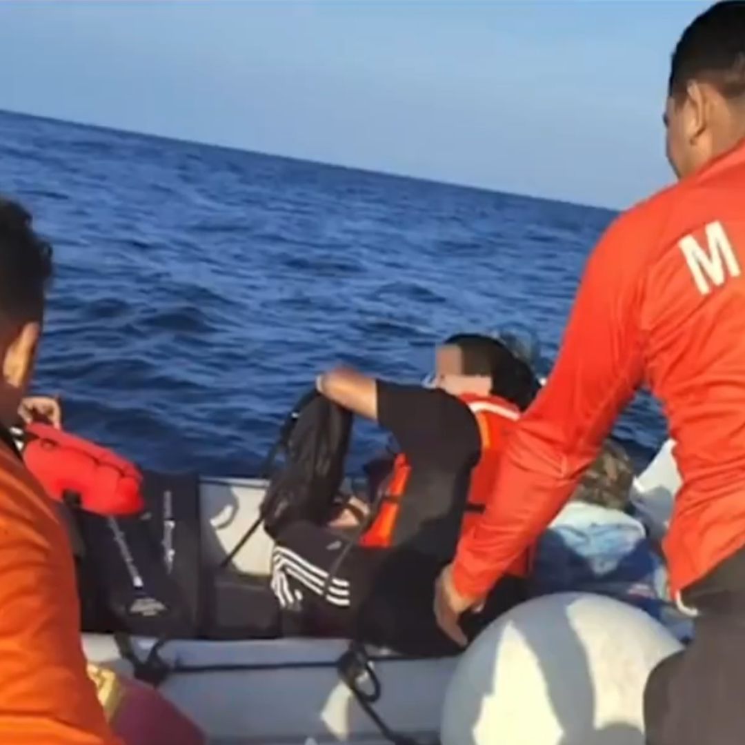 Rescatan a 12 Personas Tras Naufragio de Yate Frente a Puerto Progreso, Yucatán