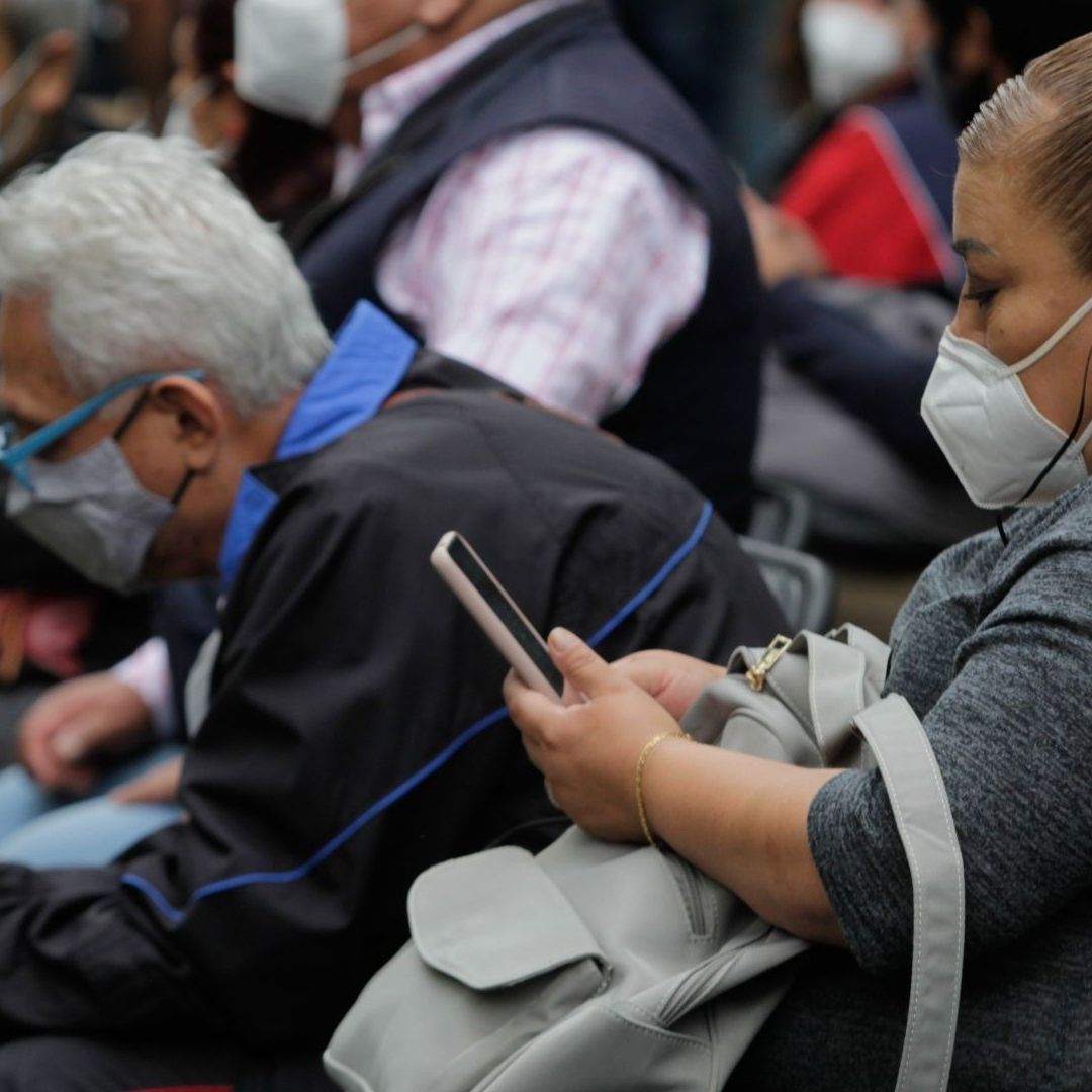 Personas revisan su teléfono celular