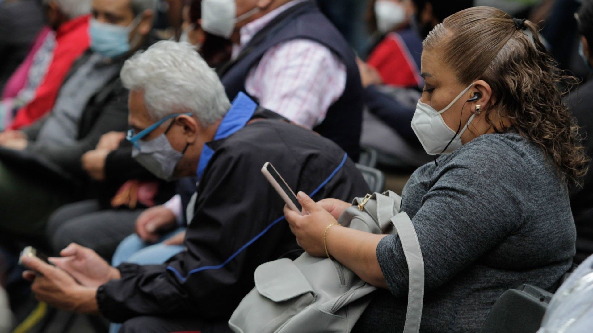 Personas revisan su teléfono celular