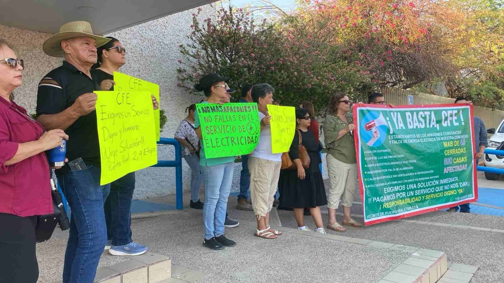 Vecinos de Puerta Real Bloquearon Instalaciones de CFE por Constantes Vecinos de Puerta Real Bloquearon Instalaciones de CFE por Constantes Fallas en el Servicio