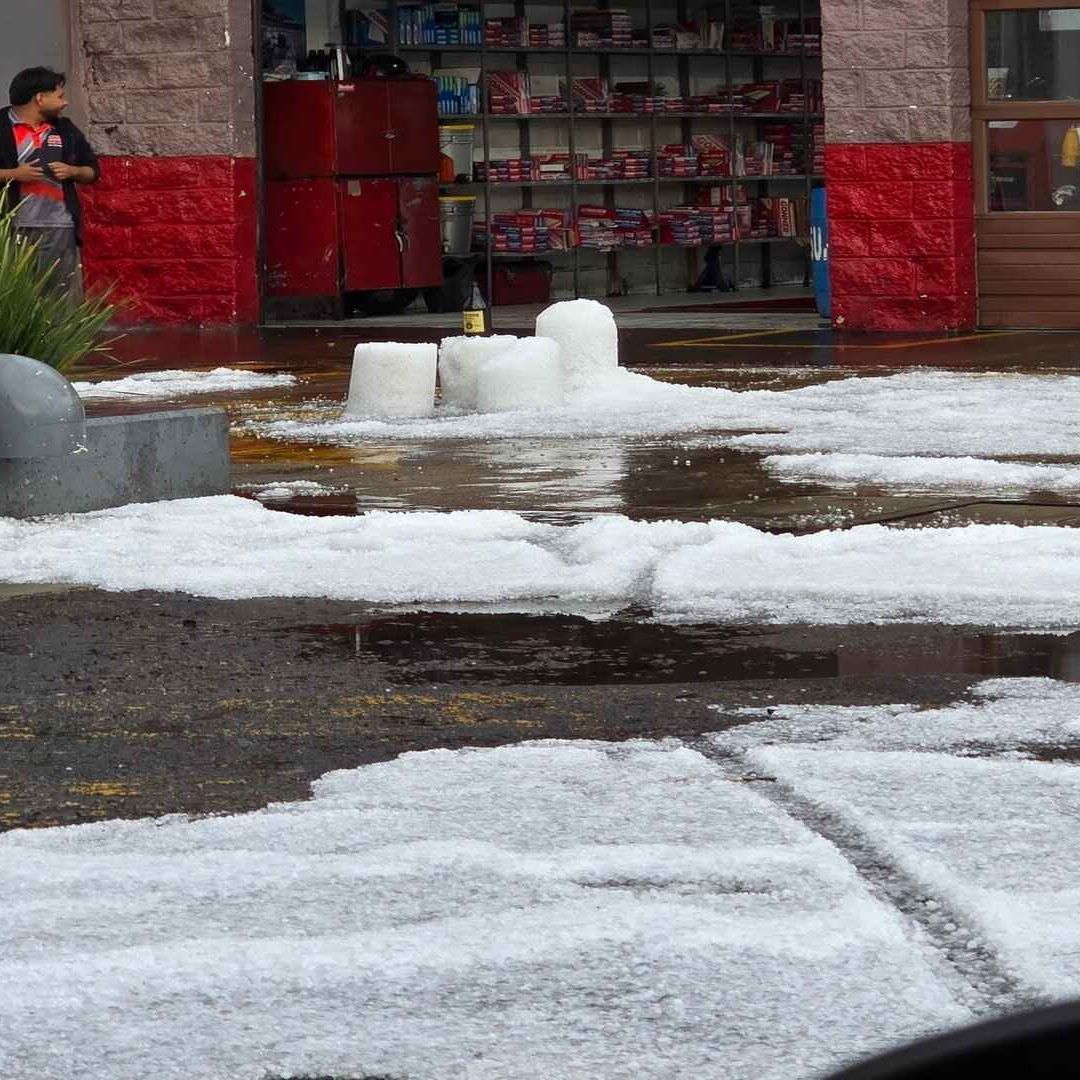 Cae Granizo en Irapuato y Cierran Vialidades. / X@thabataly