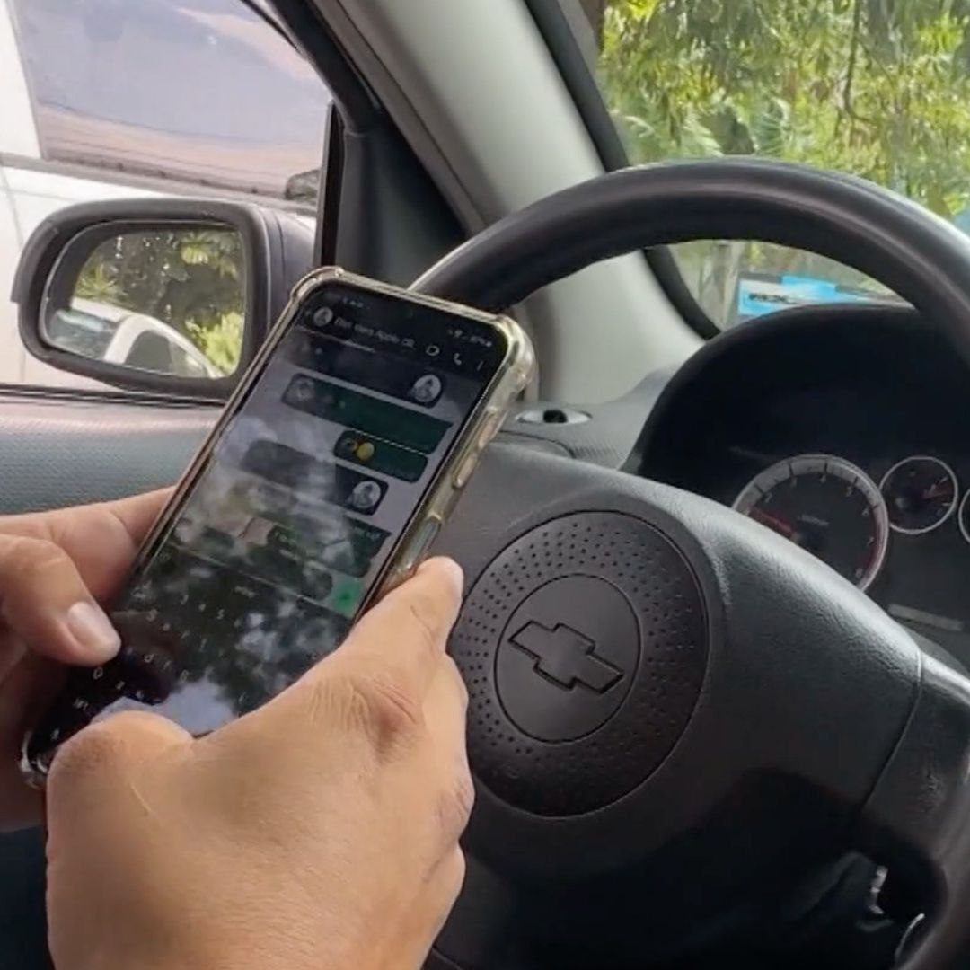 De cuánto es la multa por usar el celular mientras manejas en Jalisco.