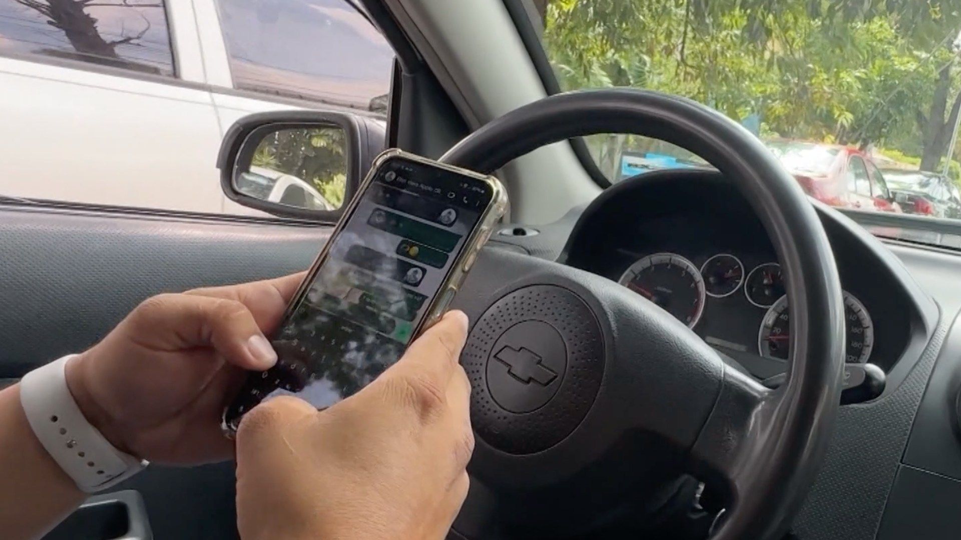 De cuánto es la multa por usar el celular mientras manejas en Jalisco.