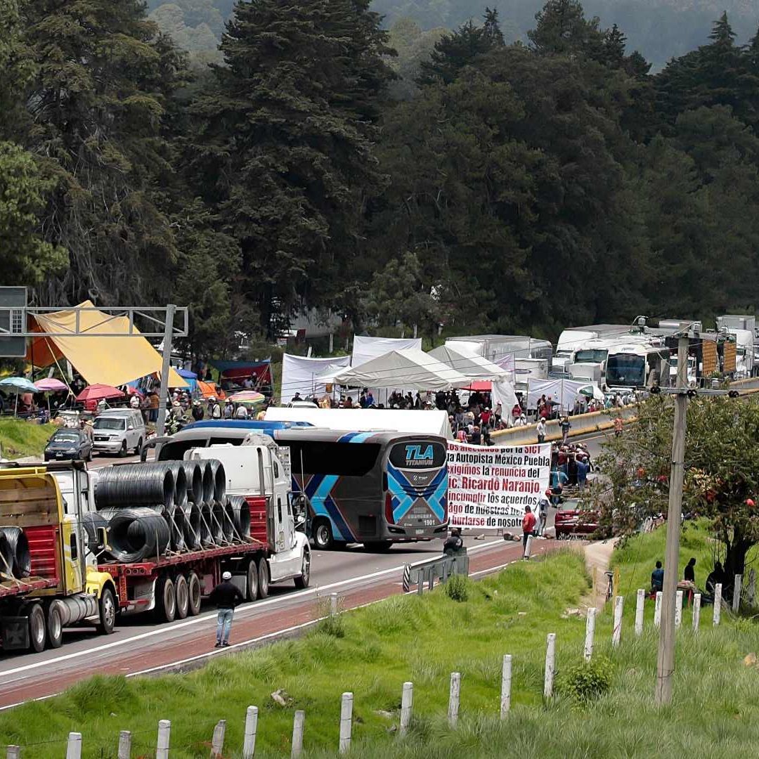 AMLO Pide confianza a campesinos que bloquean la México-Puebla