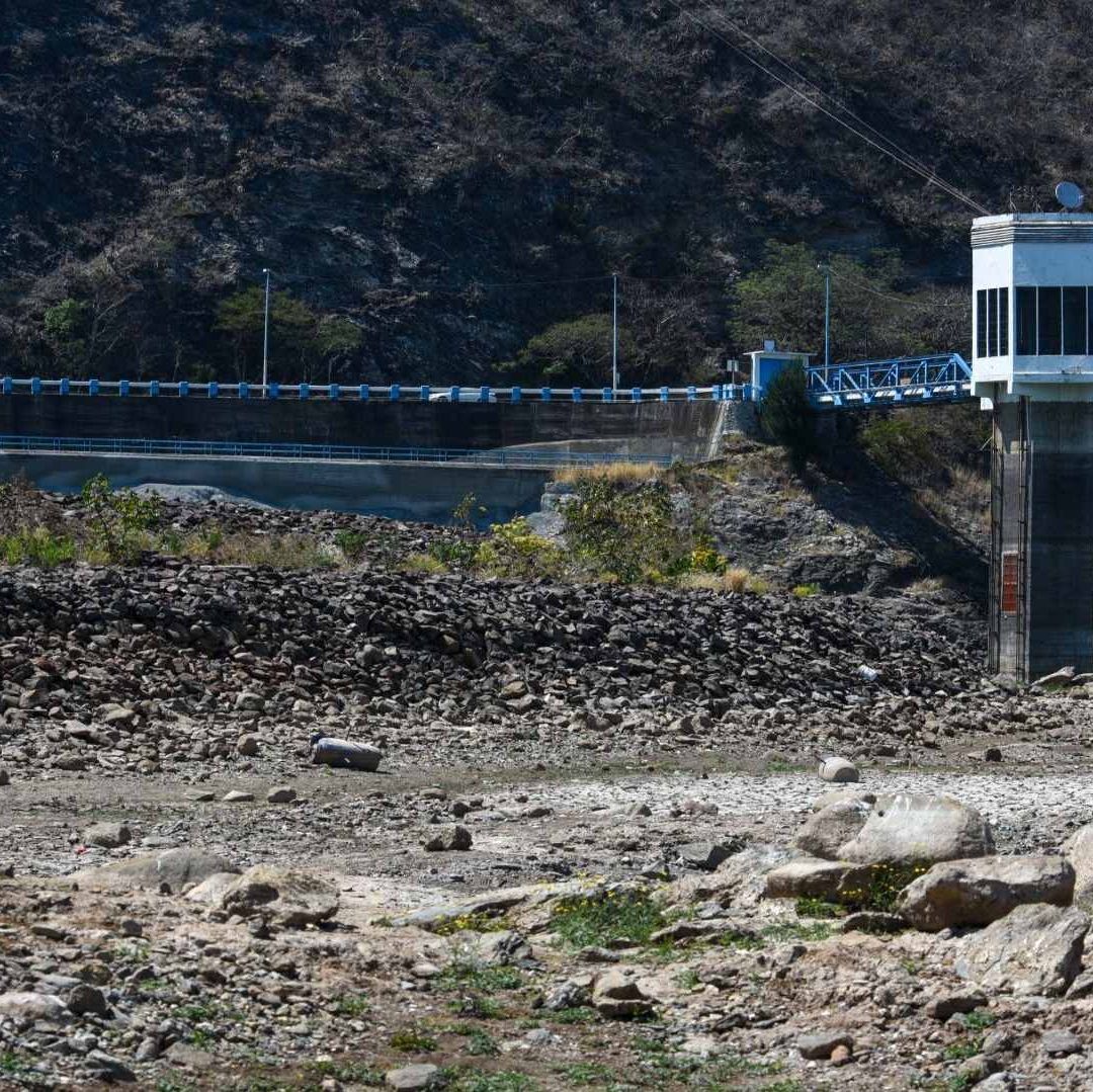 Una presa que forma parte en nivel de agua bajo.