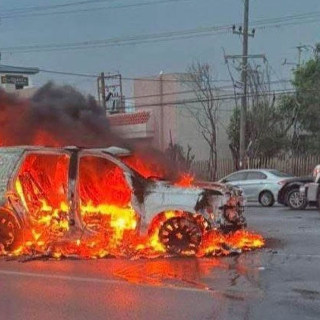 Camioneta incendiada luego de ataque a delegado de FGR