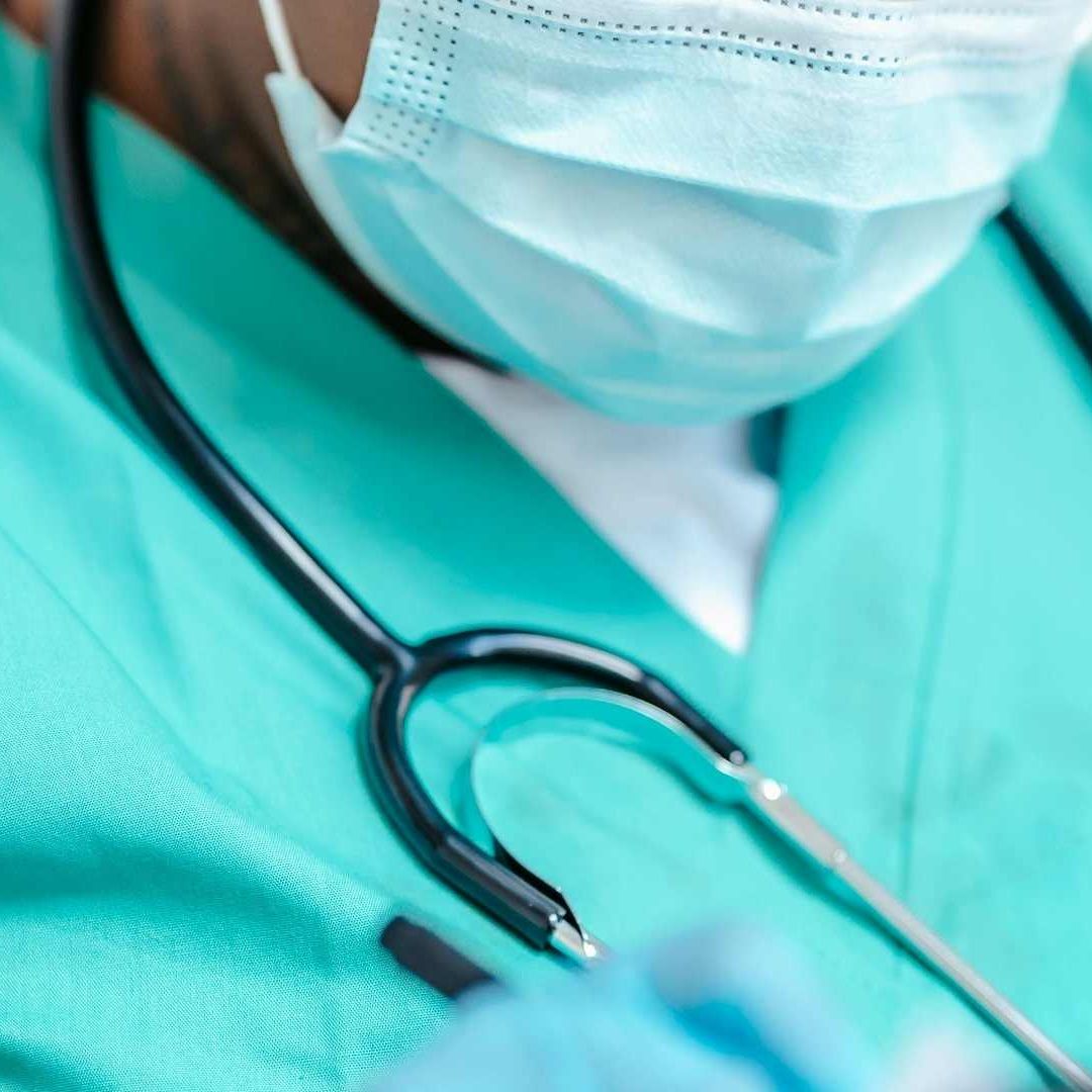 Arrestan a Falsa Enfermera que Atendió a Miles de Pacientes en Hospital