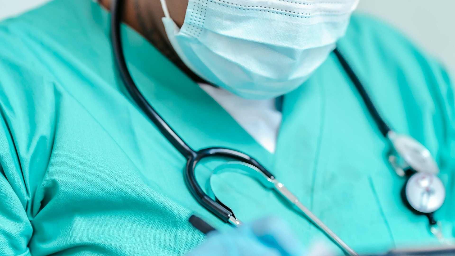 Arrestan a Falsa Enfermera que Atendió a Miles de Pacientes en Hospital