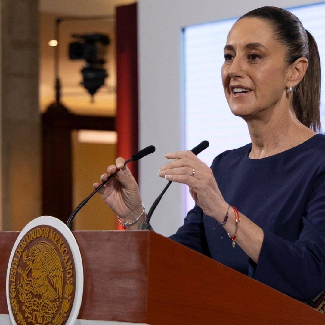 Claudia Sheinbaum habla frente a micrófono