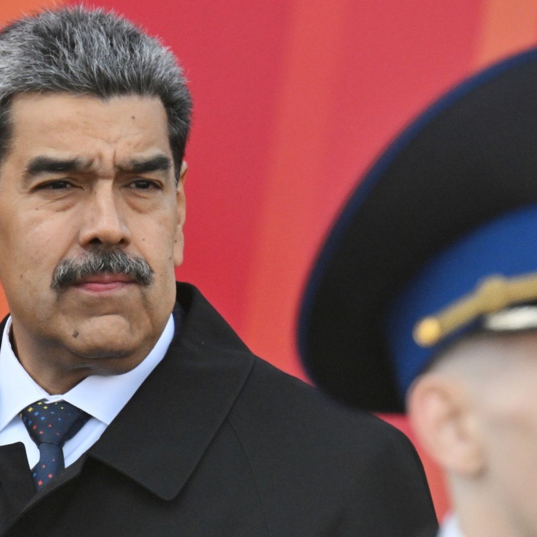 Retrato de Nicolás Maduro, quien aparece detrás de militar ruso