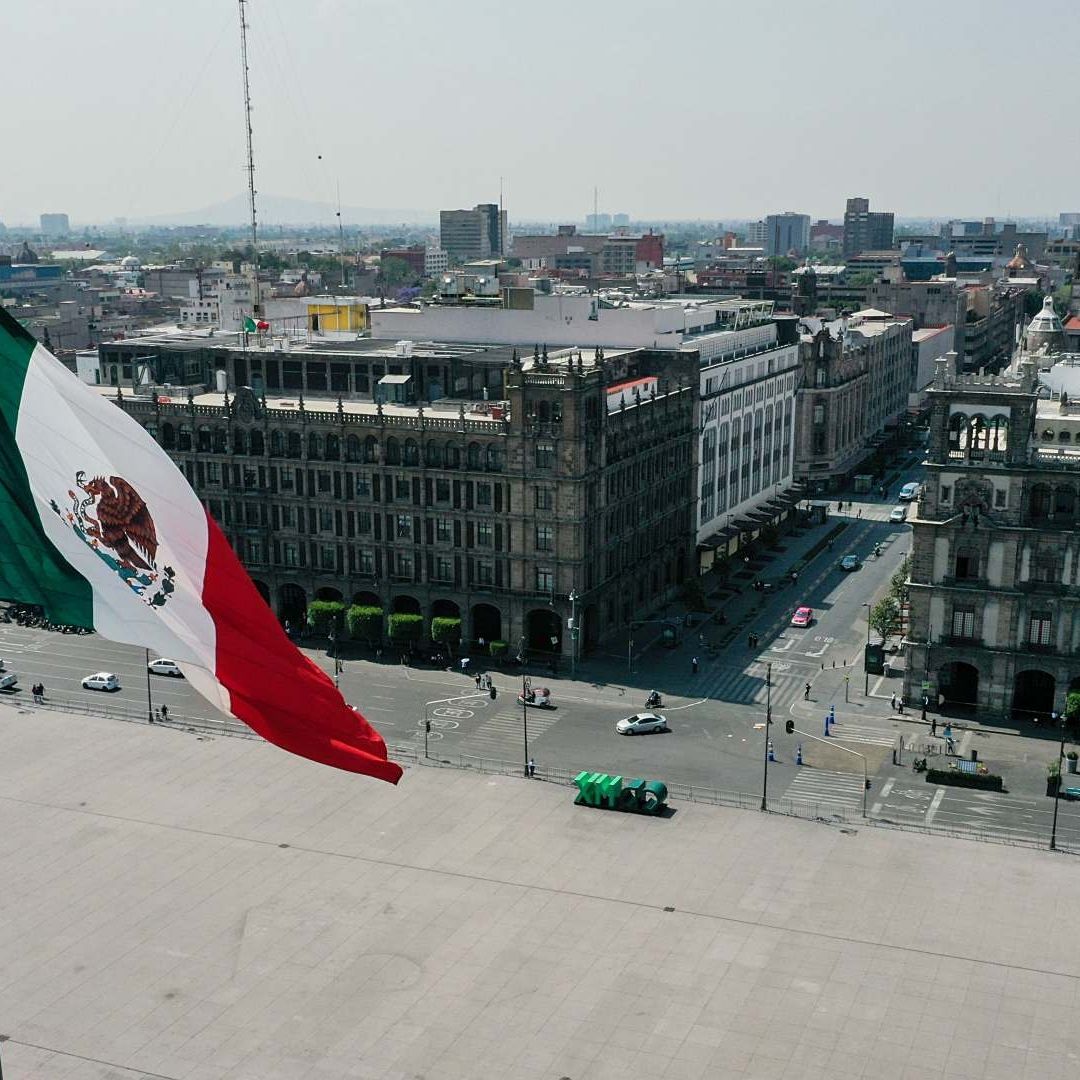 Bandera de México hondea en la plancha del Zócalo CDMX