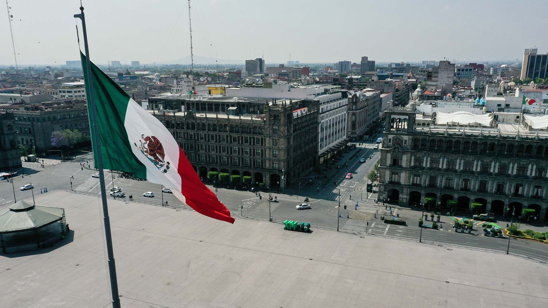 Bandera de México hondea en la plancha del Zócalo CDMX