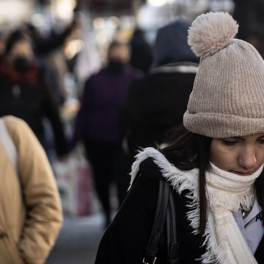 Personas se cubren del frío