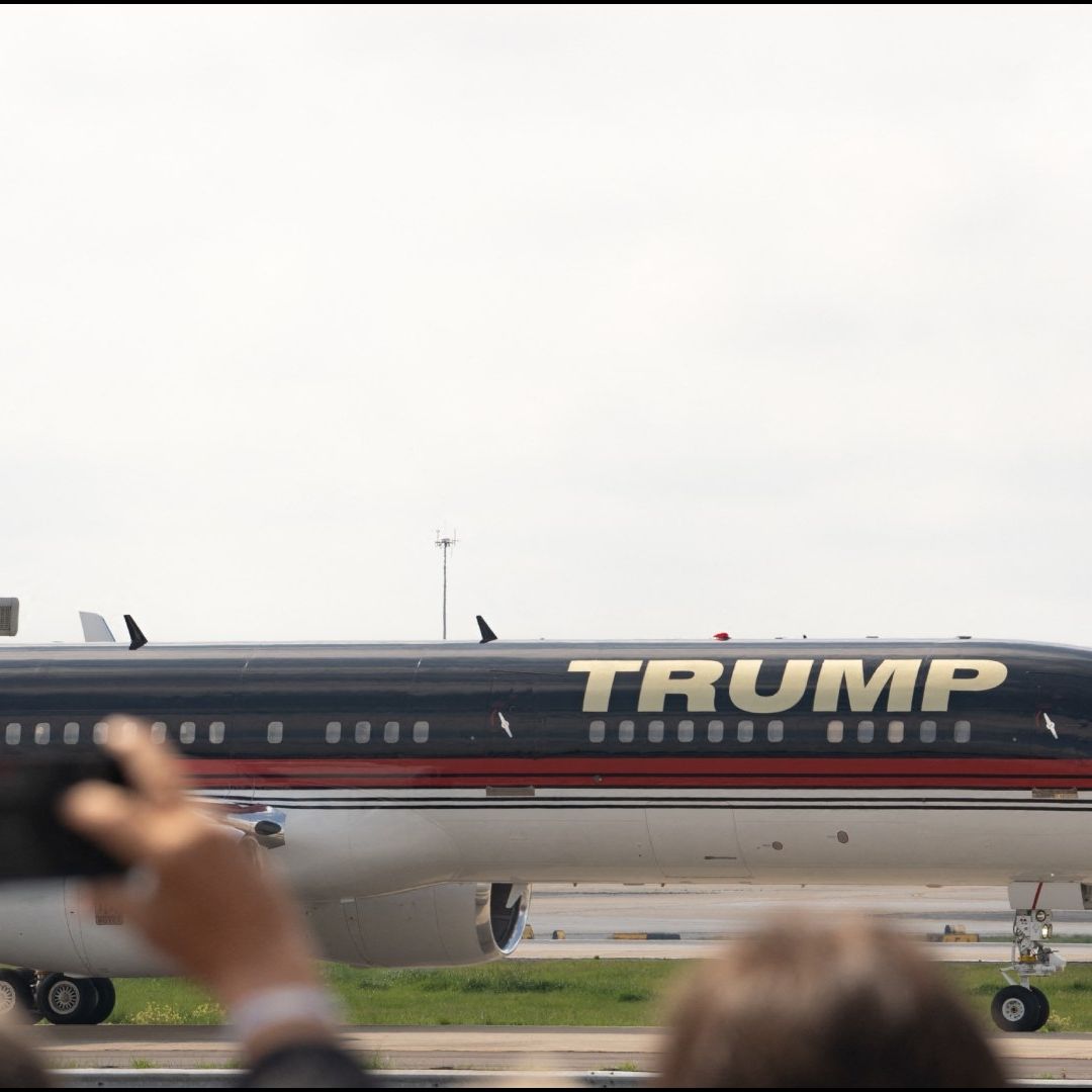 El equipo de campaña de Trump publicó un video de él al aterrizar en el que dijo que estaba contento de estar en Montana