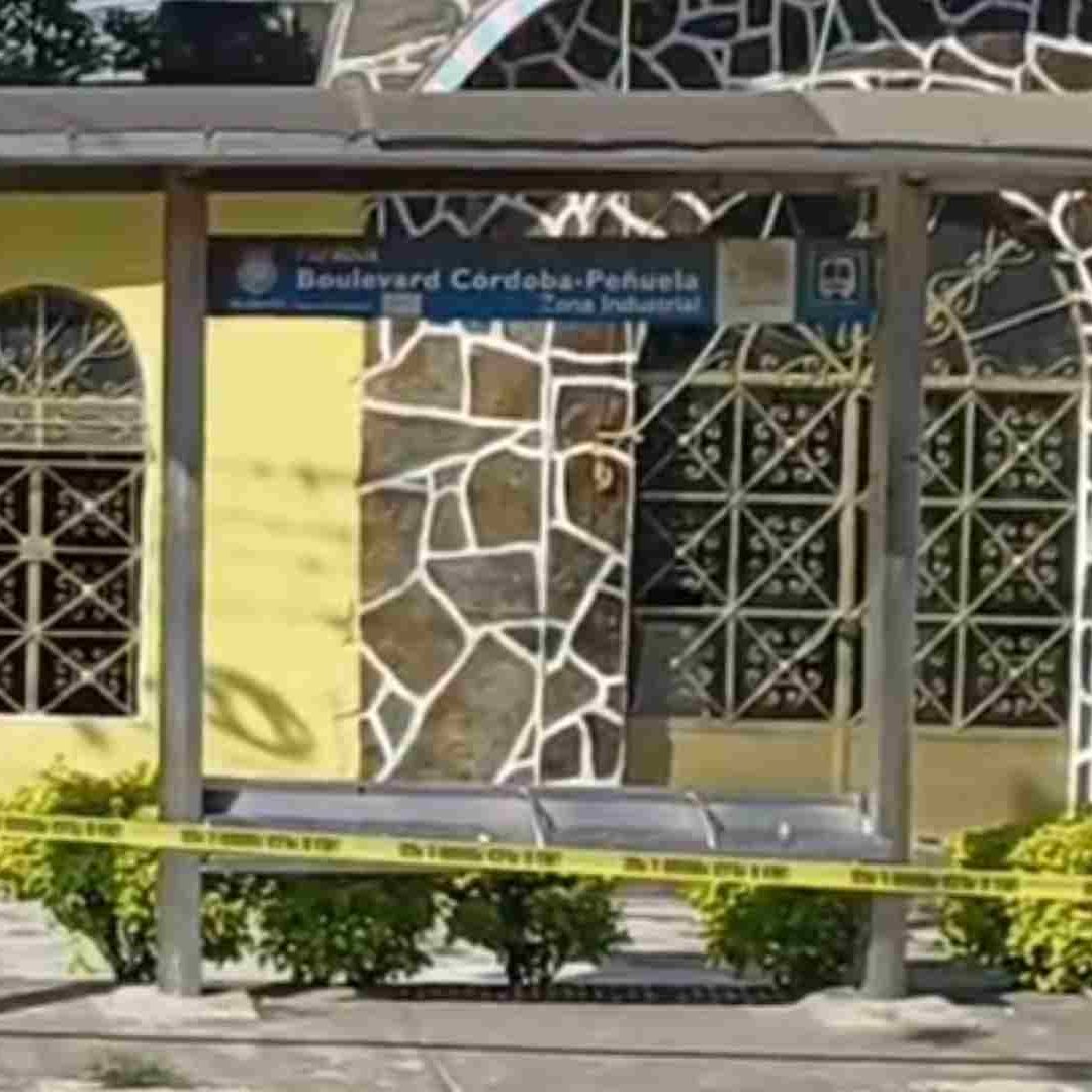Tras el ataque, el hombre tuvo que ser trasladado de urgencia a un hospital debido a la gravedad de las heridas.
