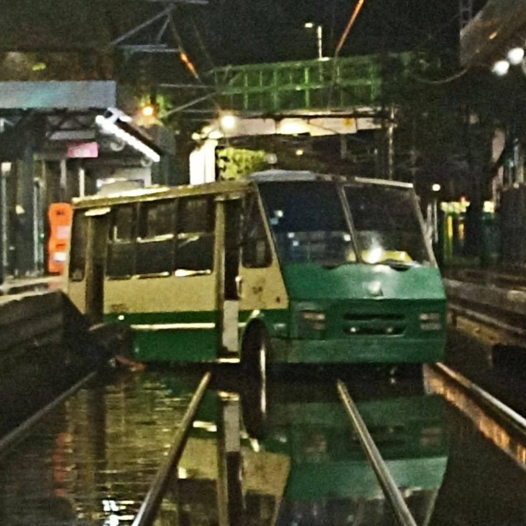 Lluvias Inundan Estación del Tren Ligero, Microbús Queda Atascado y Chofer Huye