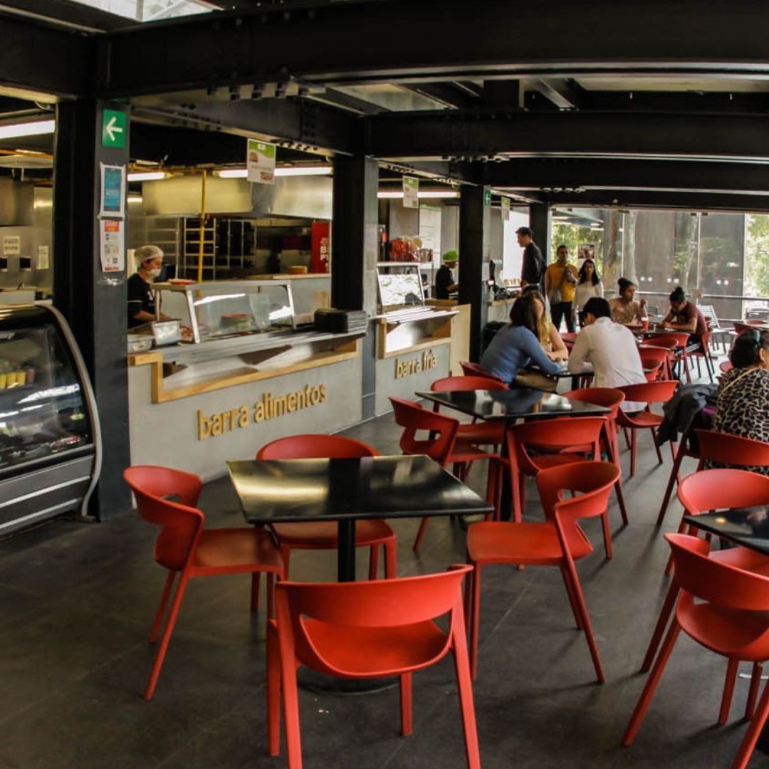 El programa nutricional otorga una comida o desayuno a los estudiantes que sean beneficiarios durante todo el semestre
