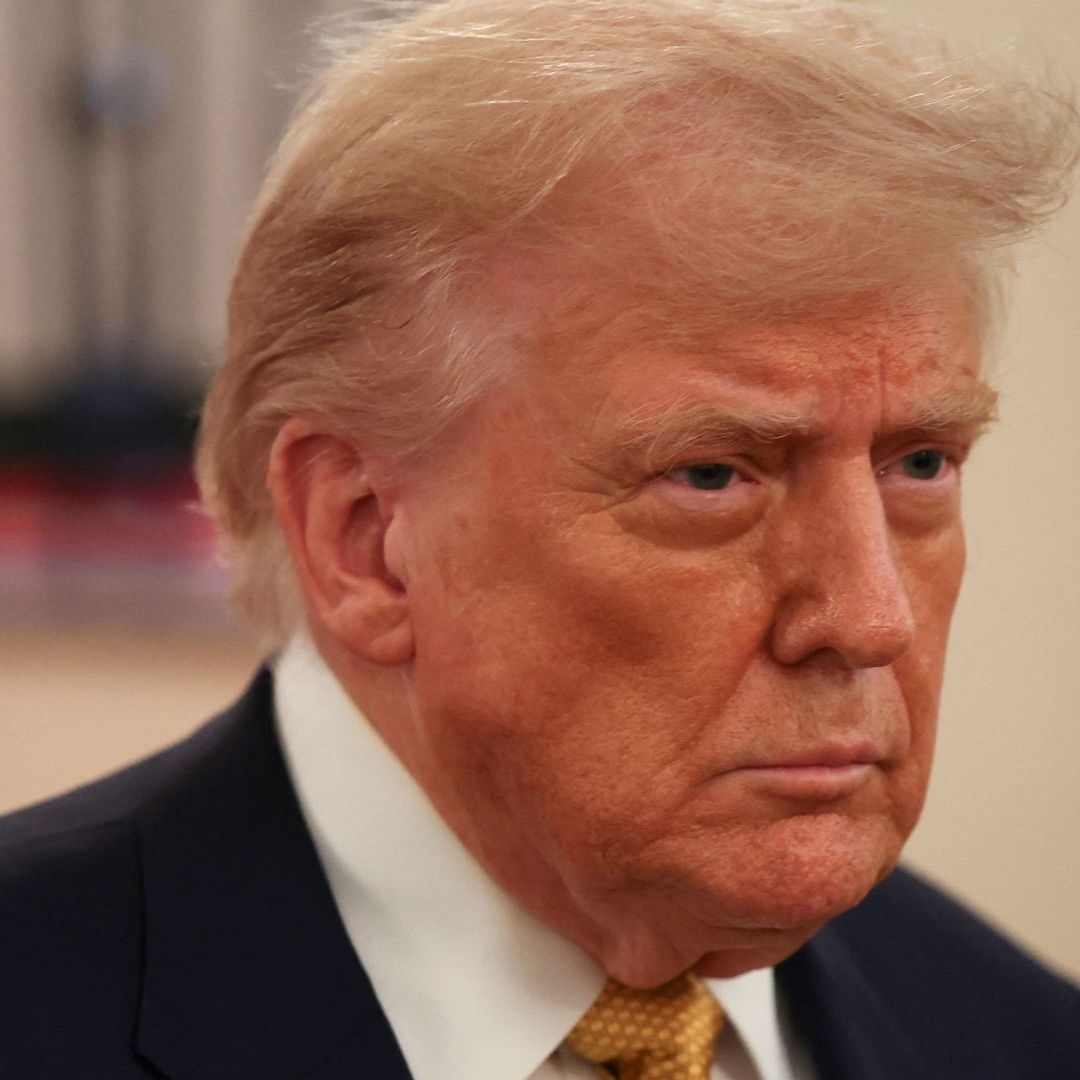 El presidente de Estados Unidos, Donald Trump, usa un corbata de color amarillo y tiene un gesto de disgusto.