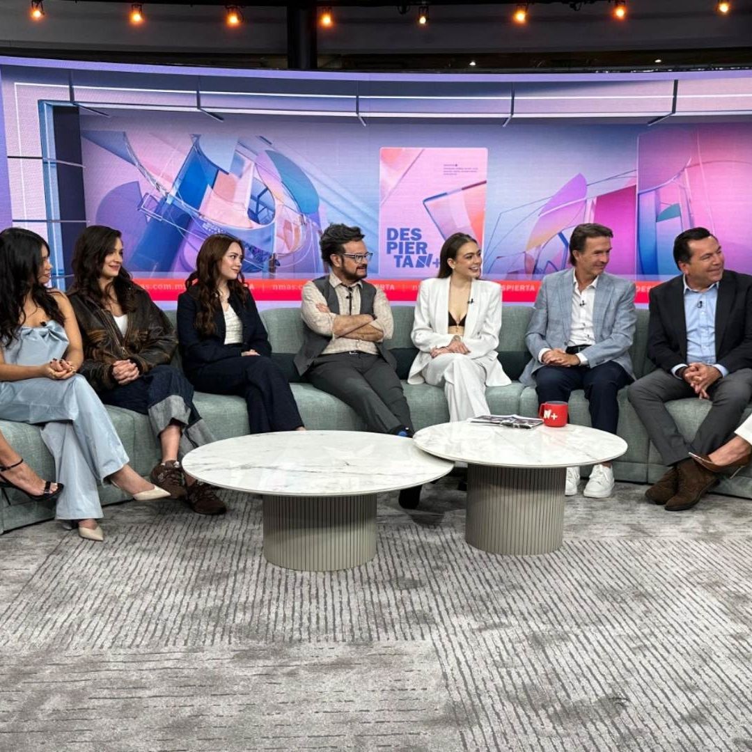 Invitados del programa Despierta junto a pantallas se encuentran hablando entre ellos.
