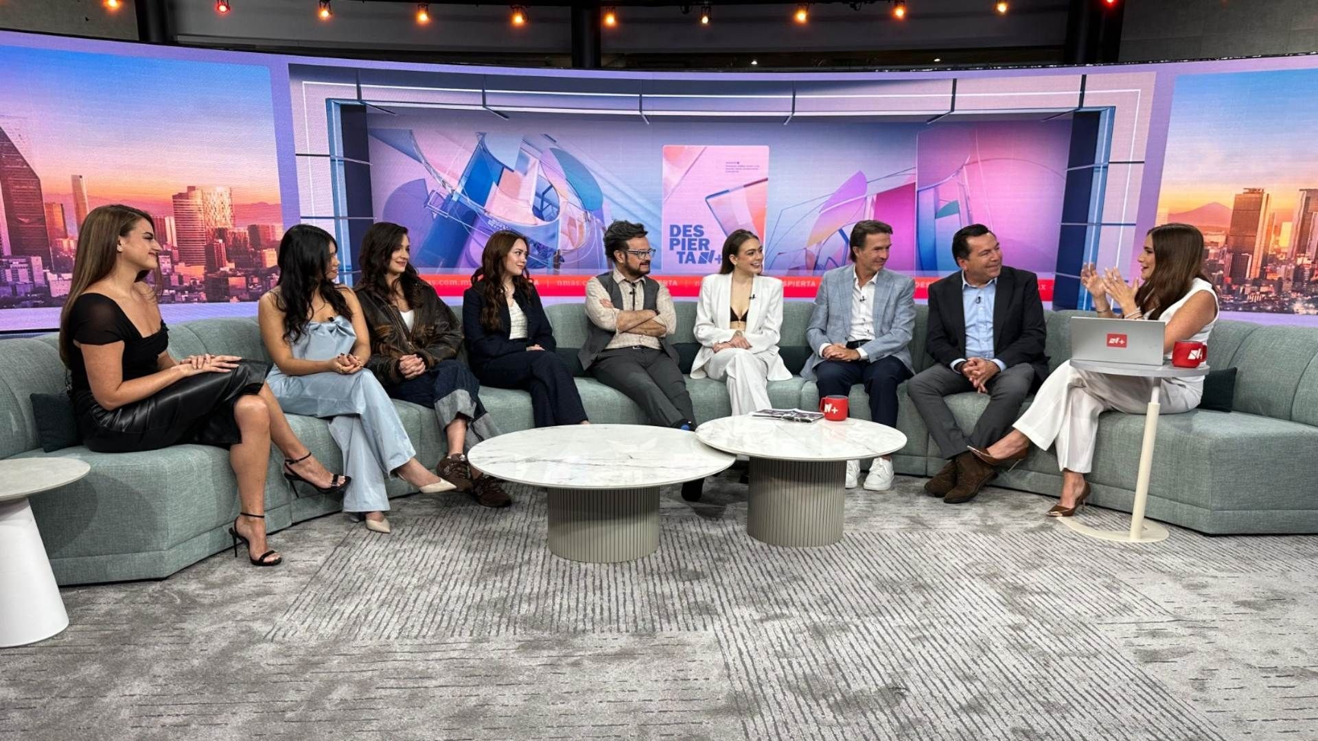 Invitados del programa Despierta junto a pantallas se encuentran hablando entre ellos.