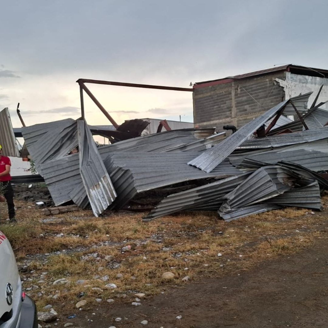 Acordonan zona por caída de laminas tras lluvias en Montemorelos
