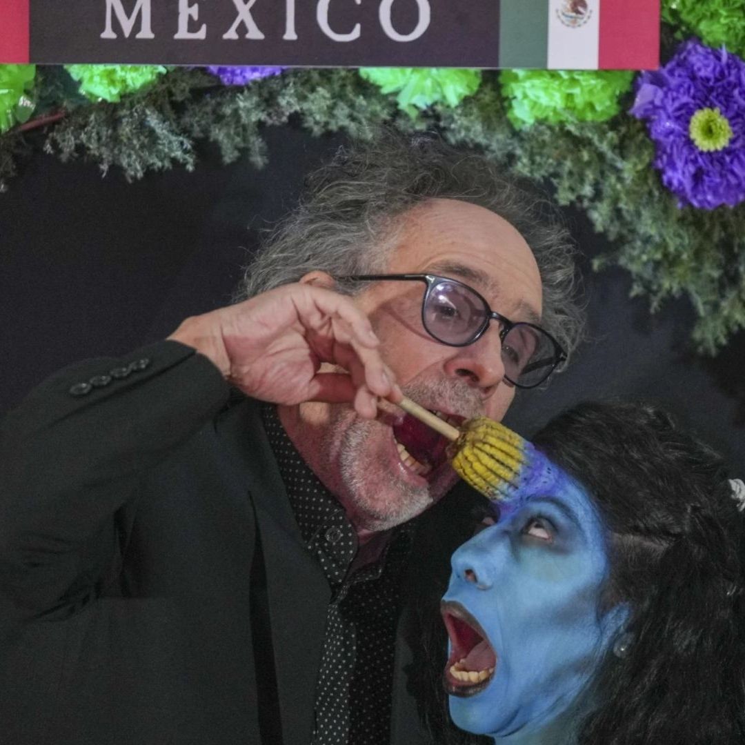 El director Tim Burton bromea con una actriz disfrazada durante la promoción de “Beetlejuice , Beetlejuice” en la CDMX
