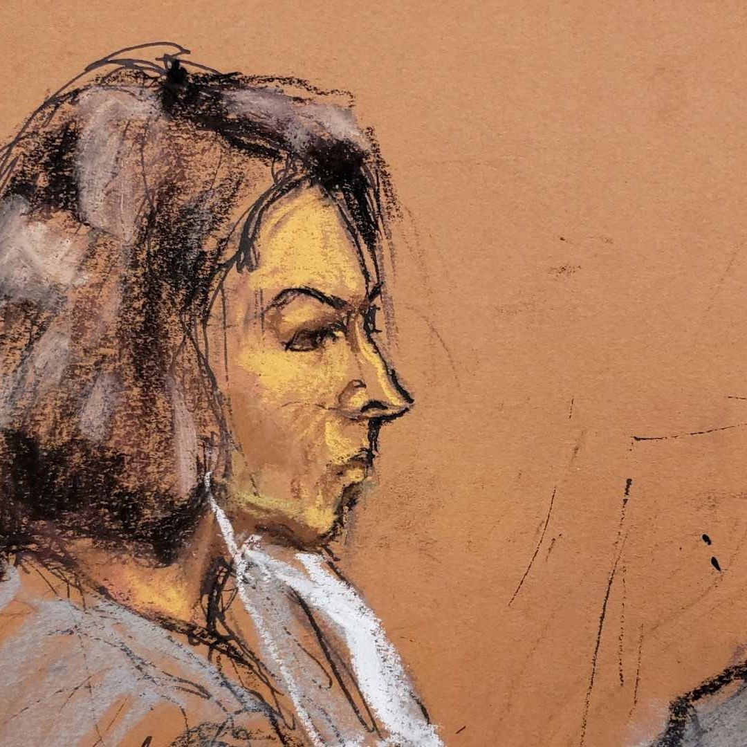 Boceto judicial que muestra a Ghislaine Maxwell sentada en la mesa de la defensa