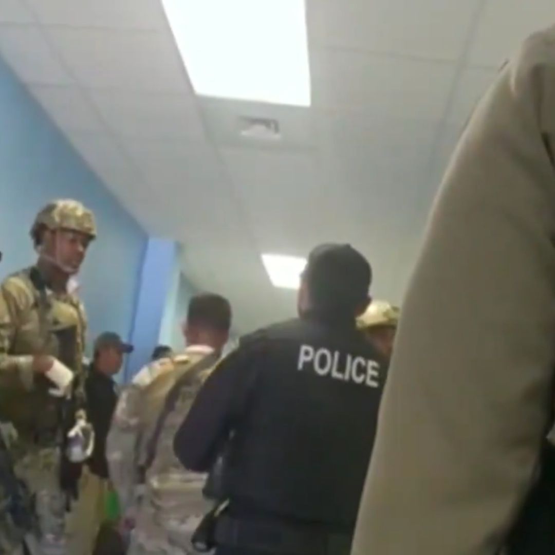 Nuevo Video de Tiroteo en Uvalde, Texas, Muestra Padres Suplicar a Policías Que Dudan en Actuar