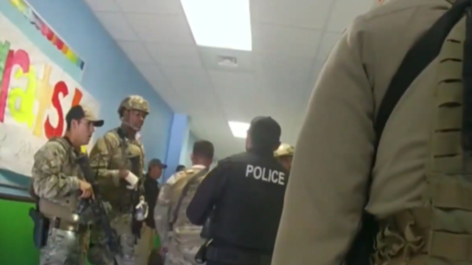 Nuevo Video de Tiroteo en Uvalde, Texas, Muestra Padres Suplicar a Policías Que Dudan en Actuar