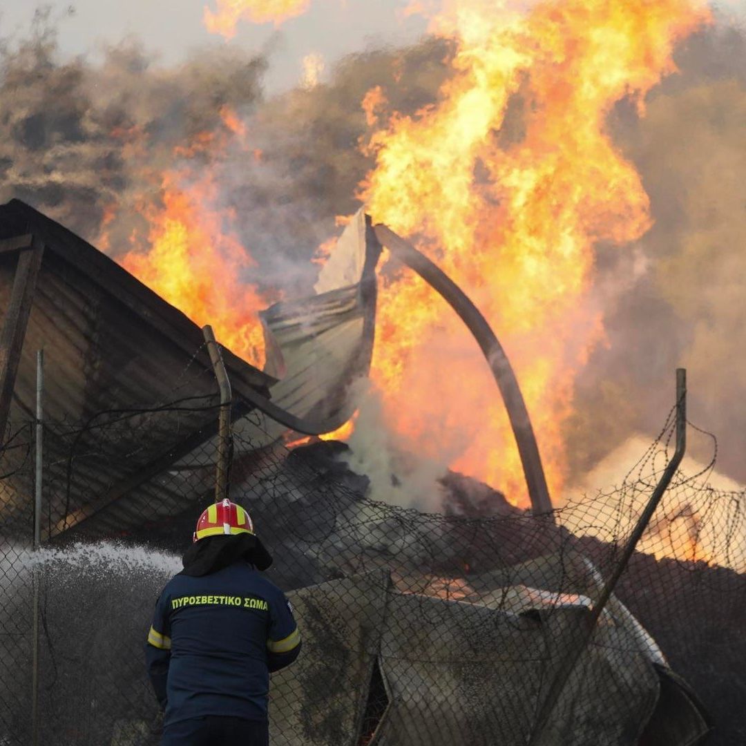 Incendio Afecta a Suburbios de Atenas y Deja al Menos un Muerto