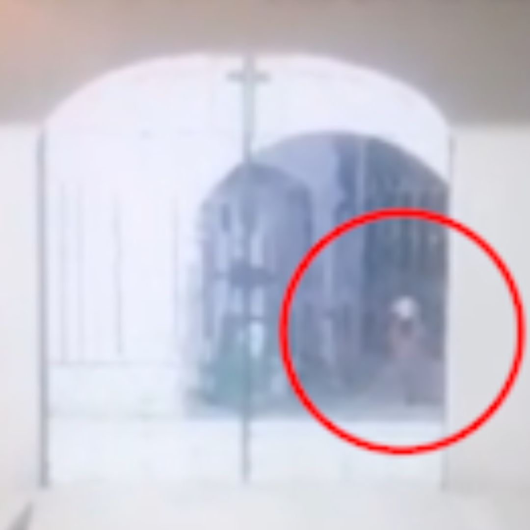 Video: Supuesta Niña Fantasma Jugando en el Panteón de Santiago Miahuatlán, Puebla