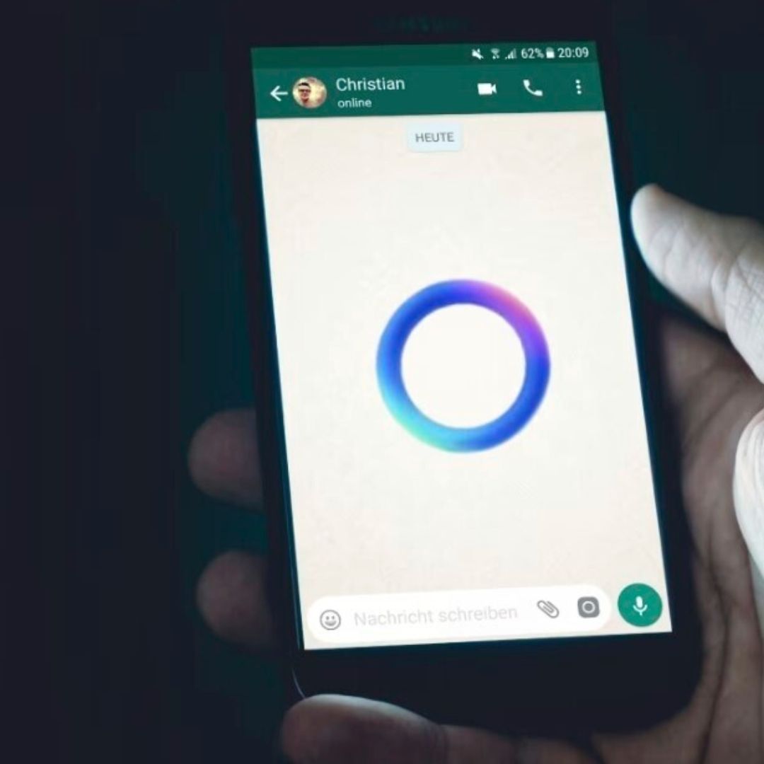 Maduro recomienda a los venezolanos que borren WhatsApp y utilicen otro servicio de mensajería como Telegram. Foto AP