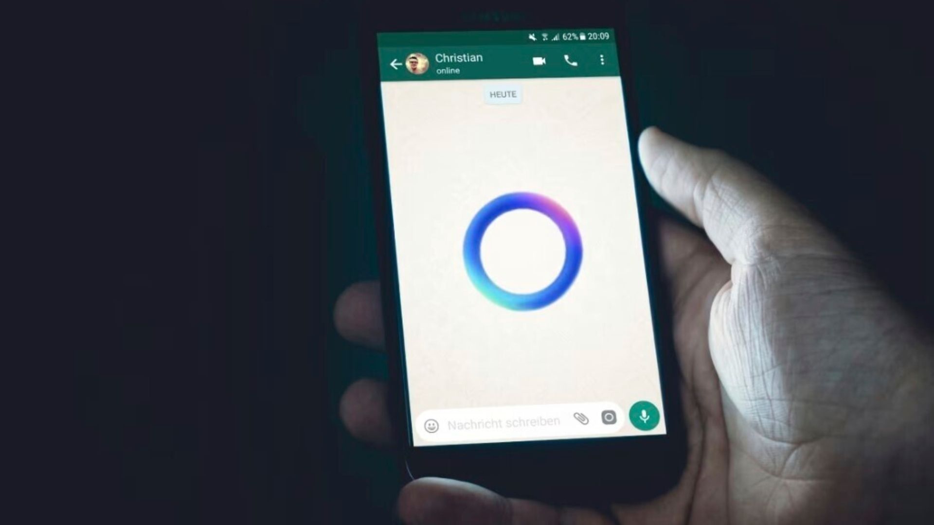 Maduro recomienda a los venezolanos que borren WhatsApp y utilicen otro servicio de mensajería como Telegram. Foto AP