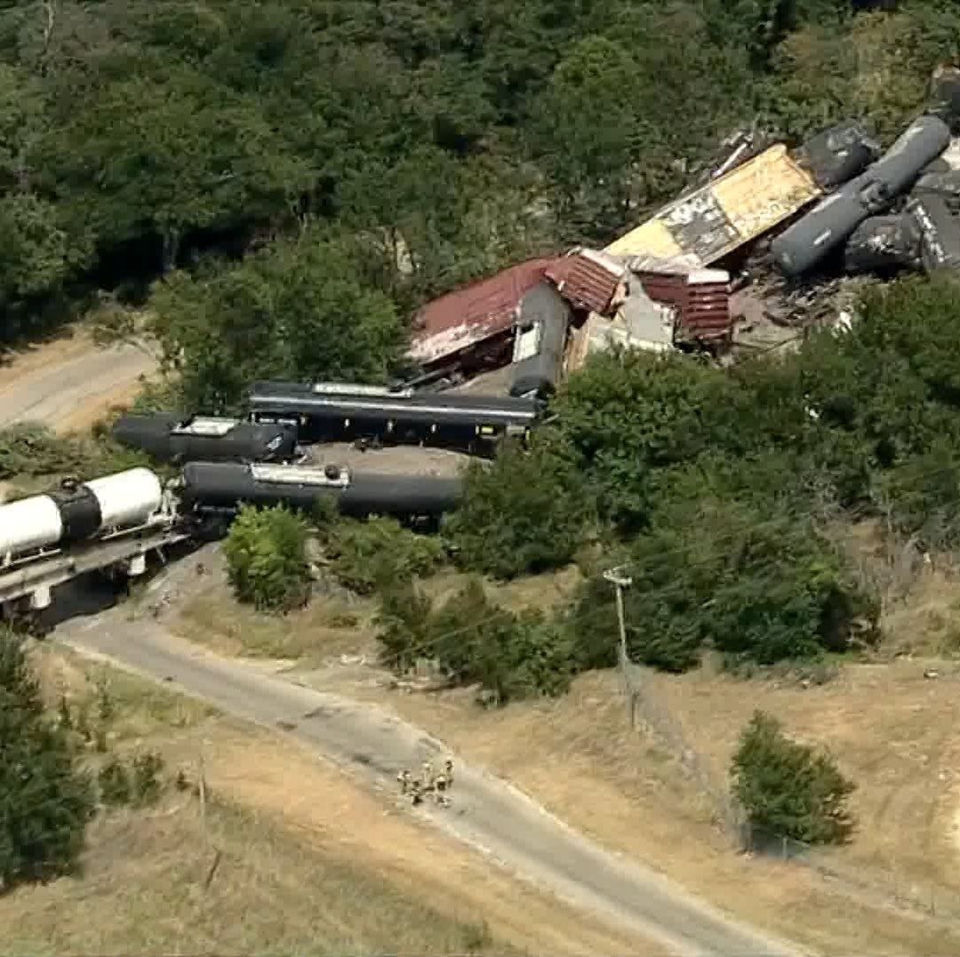 Tren con Posibles Materiales Peligrosos se Descarrila en Palo Pinto, Texas
