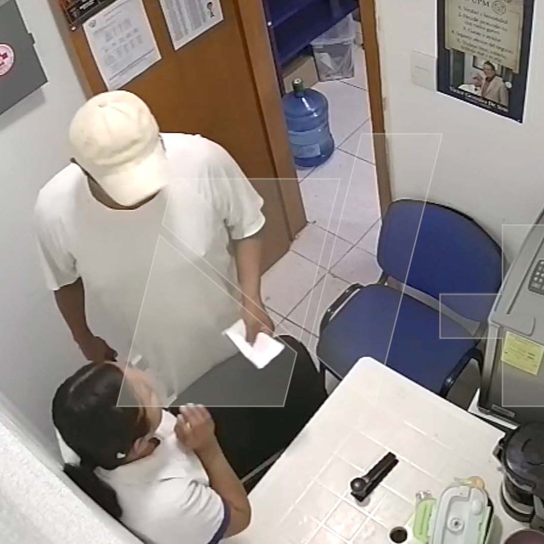 Video: Hombre Armado Asalta Farmacia en Matamoros