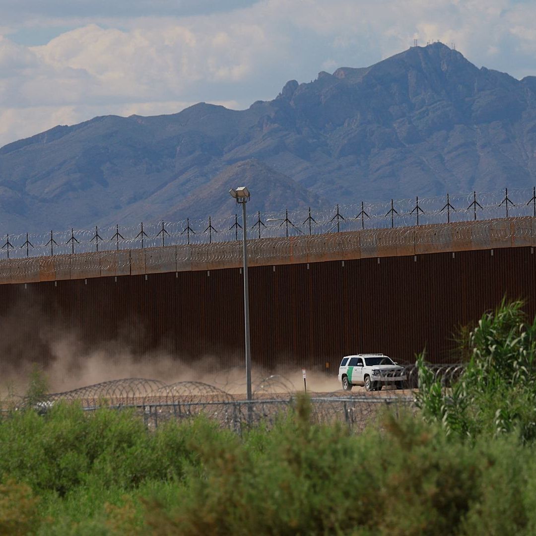 Vehículo de la Patrulla Fronteriza realiza vigilancia en el muro entre Estados Unidos y México