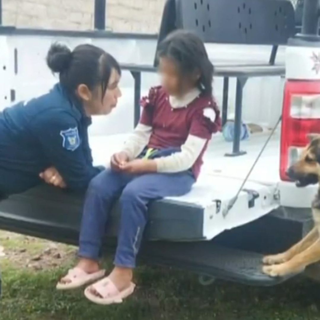 Los oficiales encontraron a la menor visiblemente asustada y desorientada, y al interrogarla, ella relató que había escapado de su casa porque su madre la golpeaba